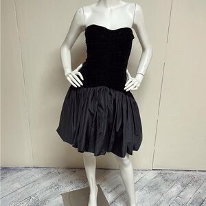 1980s Elegant Black Strapless Dress